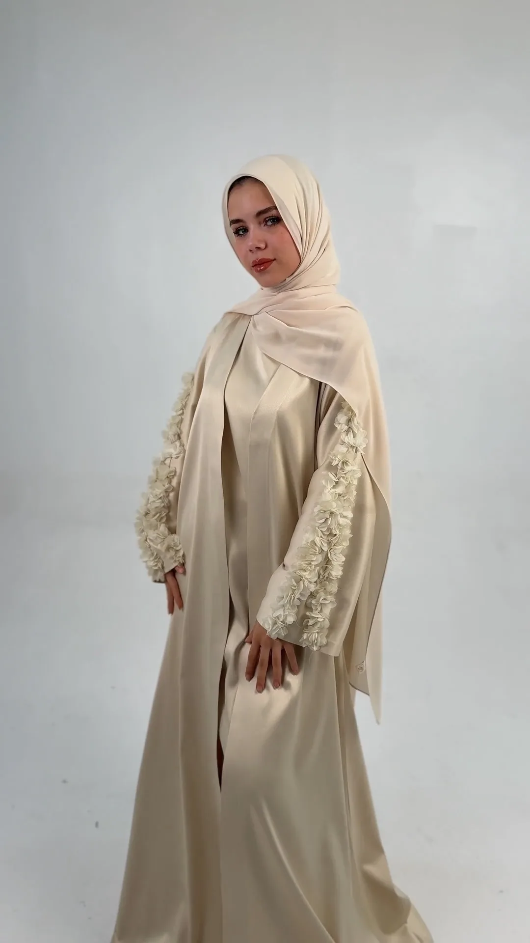 عباية ساتان بأكمام ورد